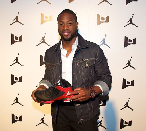 dwyane wade pink shoes